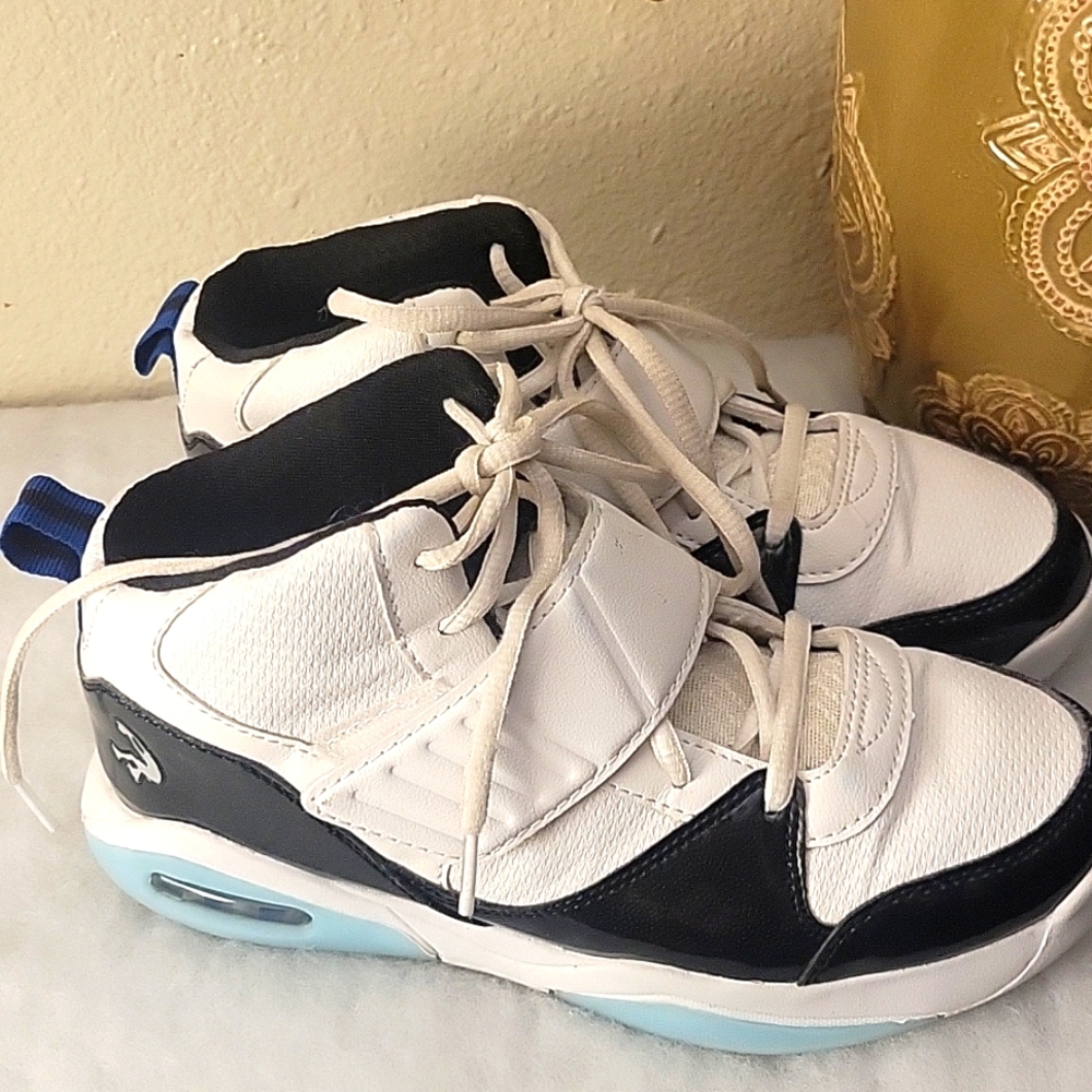 4.5 boys Shaq basketball shoe